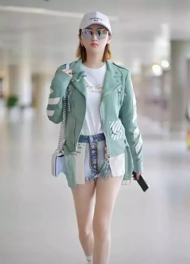 景甜张天爱相差两岁，不仅穿衣要撞衫，短裤还要反着穿