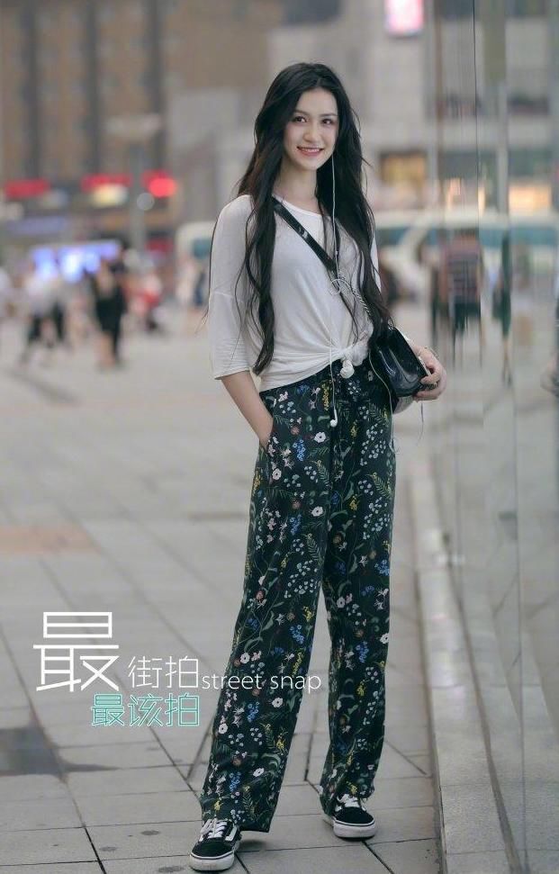 街拍: 清新大气的连衣裙, 高腰腰线下半身比例逆天