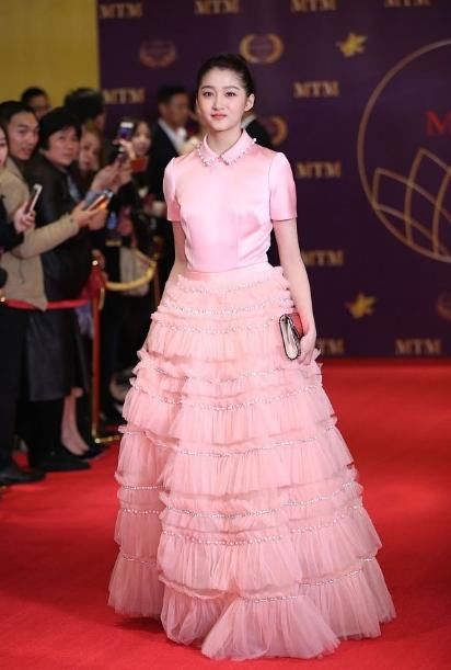 关晓彤红毯再次丑出新高度，鹿晗:就差一点就把她拦住了