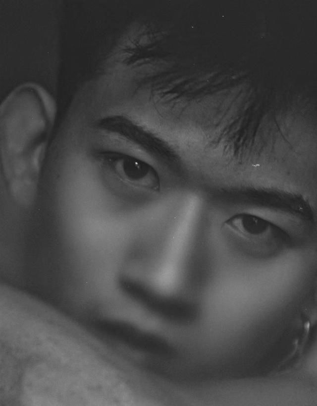  [写真]精致文艺男下关火车站拍艺术写真20岁男孩穿白色背心衬托