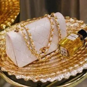  「居然」淡黄长裙造型必配的包居然是这只？