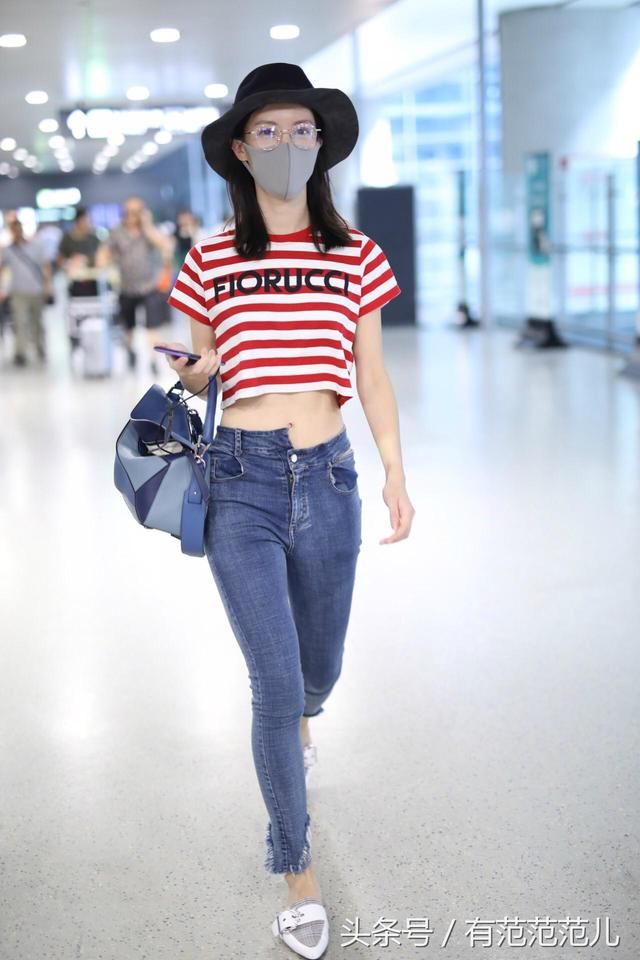 金晨难得穿露脐装炫腹又秀腰，但看到她的牛仔裤，我强迫症都犯了