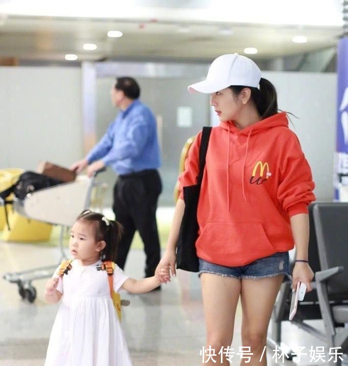 何洁衬衫外穿抹胸衣, 镜头往下移时我呆了, 网友: 这腿很真实!