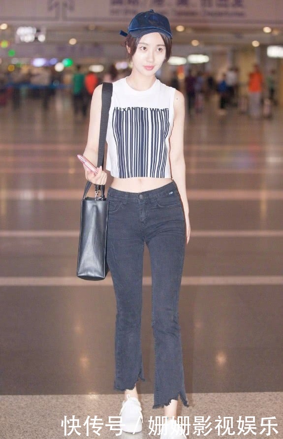 除去小蛮腰，李菲儿的腿部线条看起来十分优美，下摆是九分裤设计