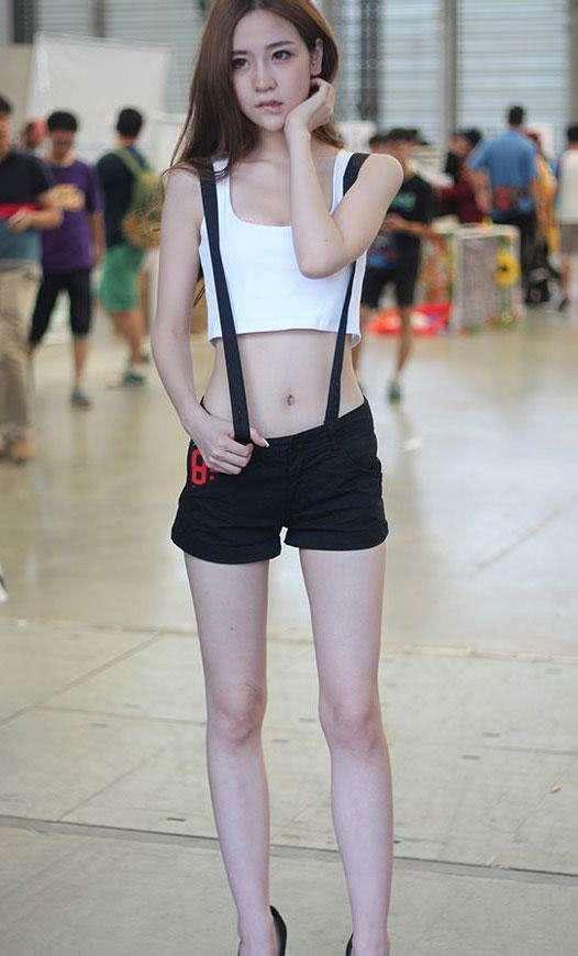 紧身裤减龄显年轻，尽显妹子曼妙身姿，让你潮流又抢眼