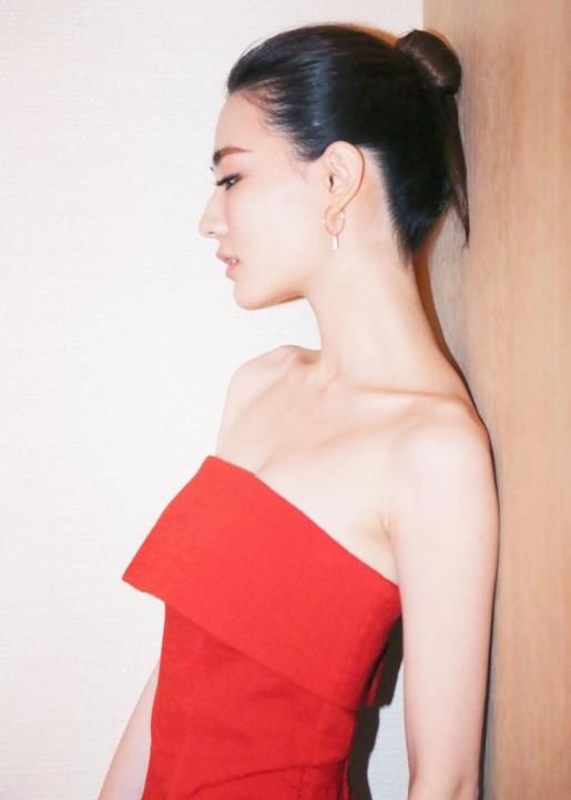 躲过了关晓彤的红裙，避开了徐璐的红裙，却唯独爱上了她的红裙