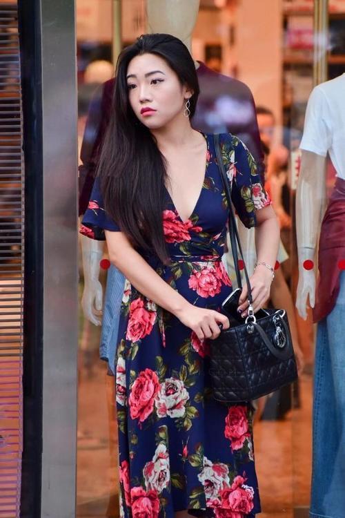 街拍美女：纯洁俏丽细嫩肌肤，真是美如花！