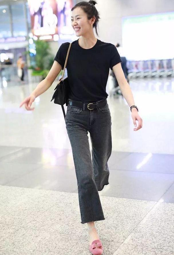 刘雯去T台走秀，奚梦瑶只能在机场走！一身打扮比T台穿的还大胆！