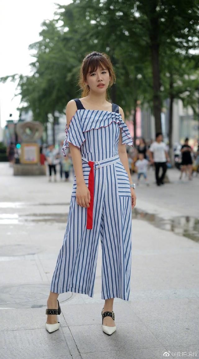 露肩装原来不单是裙装，就算搭配长裤也能这么女人和这么迷人!