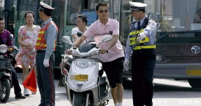  考驾照|又一电动车政策出台，看到驾照费用后，车主：还不如换车