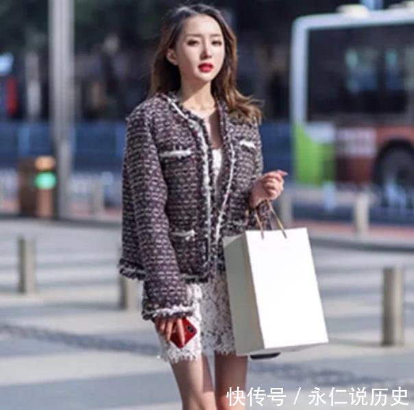  #迷人#街拍肤如凝脂的小姐姐，一件黑色上衣配黑色短裙，青春靓丽迷人