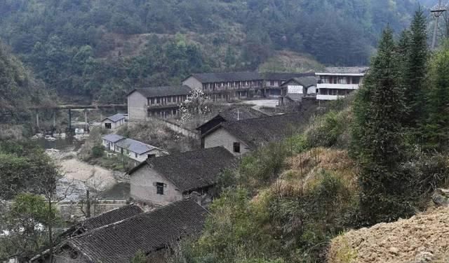 失落深山的汞矿遗址，曾经城里姑娘想嫁这里，小伙做梦都想进工厂