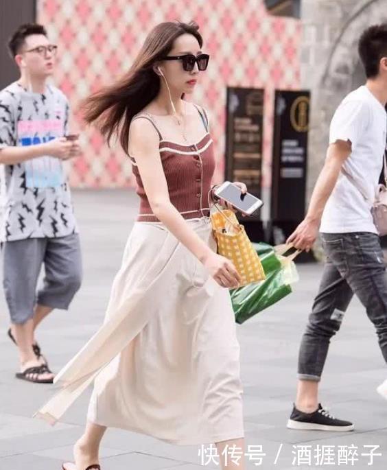  紧身裤：街拍美女：小姐姐高颜值身材好，紧身裤的穿搭，显性感魅力！