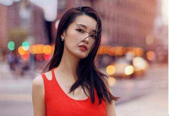 跟明星学“红色秘诀”，搭配这款“琥珀红”单品，2018时髦爆表！