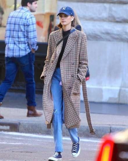  【很火】奔四女人别乱穿，试试初春很火的这款“外衣”，保暖时髦又显气质