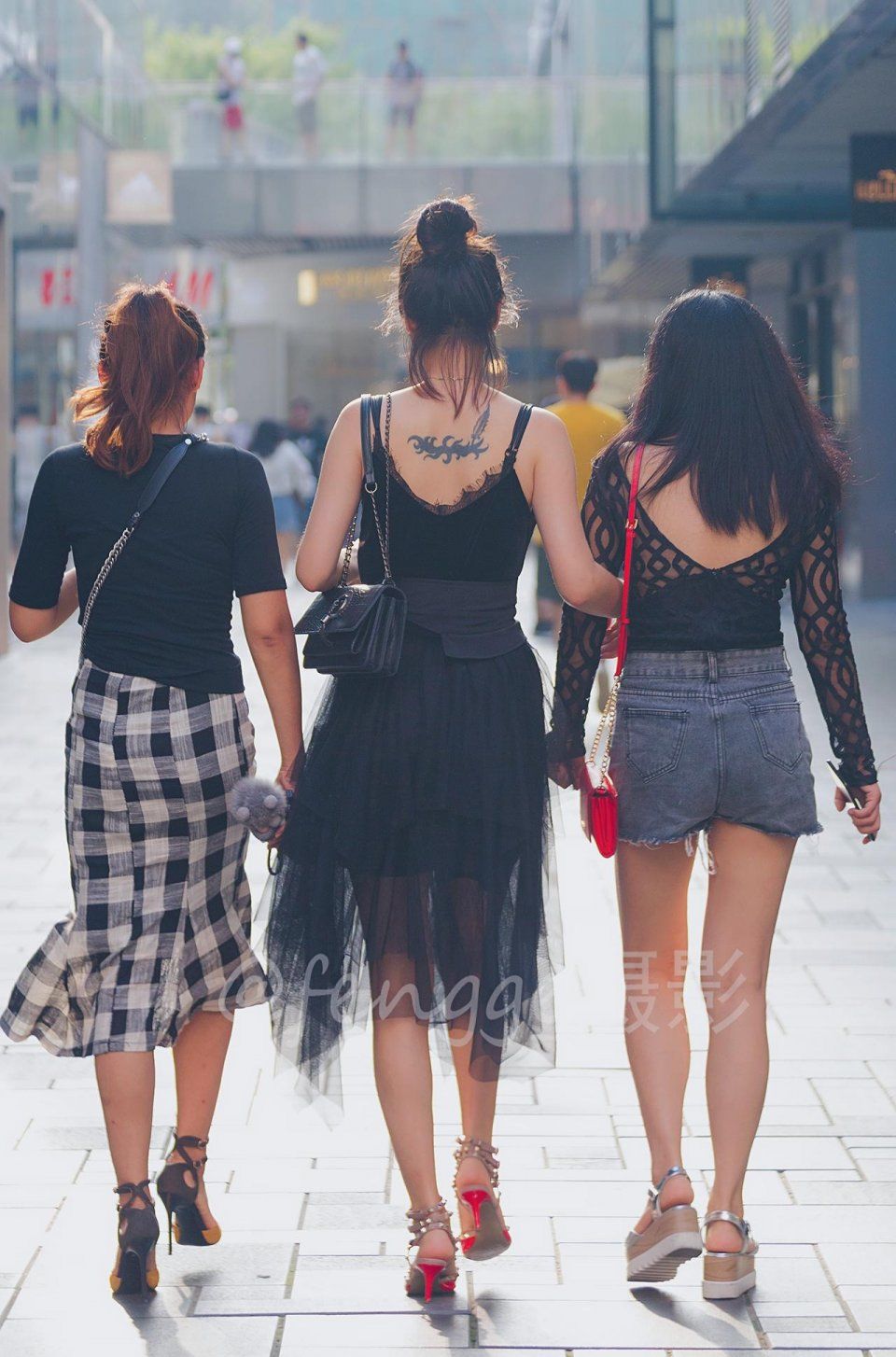 街拍：性感的背影应接不暇，看得人眼花缭乱