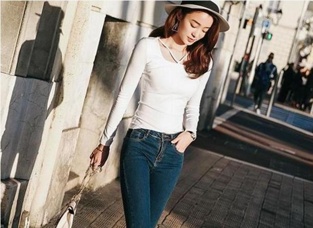 身材匀称的牛仔裤美女，堪比超模气质，浑身满满女人味