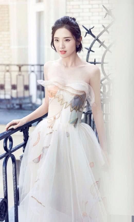 唐艺昕真厉害，在身前画个“心电图”？瞬间美得“惊心动魄”！