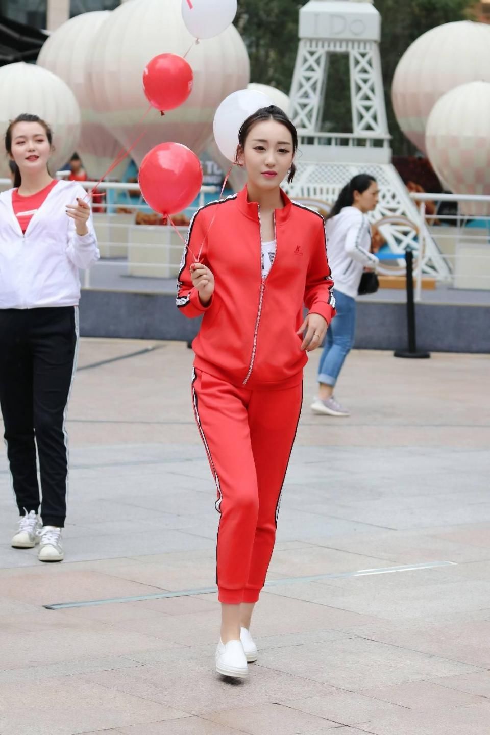 街拍：小姐姐身材矮小，长了一张娃娃脸，非常的清纯可爱。