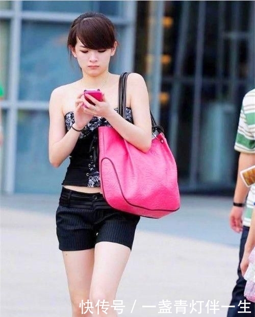「连衣裙」街拍:美女戴一副时髦的太阳镜,身穿拼色连衣裙,充满着帅气