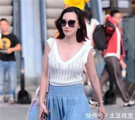  回头率：柔哥的美女街拍朝气蓬勃的美女，街头回头率300