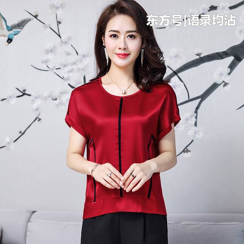 50岁女人别穿的那么老气,薄而不透的真丝衫,让你年轻不止十岁