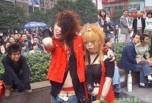 2007年,杀马特喜欢DJ,被女生追捧,打开音响,网