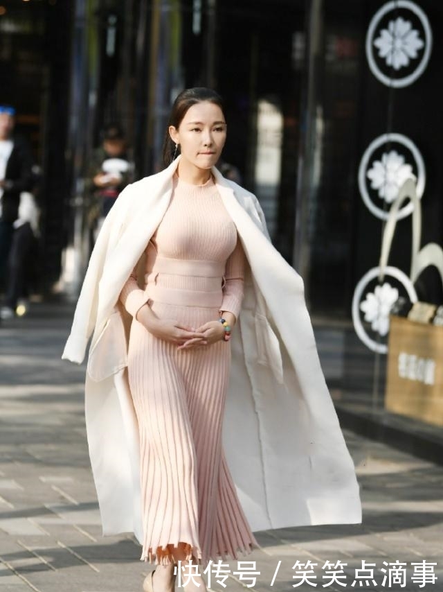  『完美』街拍美女：身材、颜值完美的小姐姐，牛仔裤美丽动人，魅力十足！