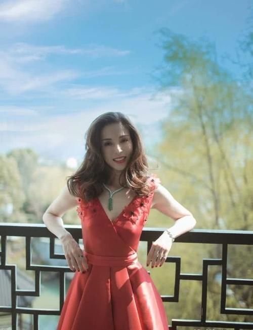 【神仙姐姐】旗袍照惊艳全网,还是当年的神仙姐姐,这颜值真52岁了吗?