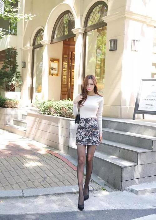 街拍：成熟的小姐姐穿着紧身连衣裙，尽显女人味道