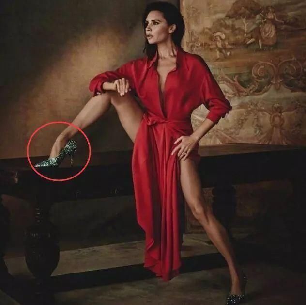 女星的高跟鞋一个比一个夸张，她脚趾都在使力却还是输给了杨幂