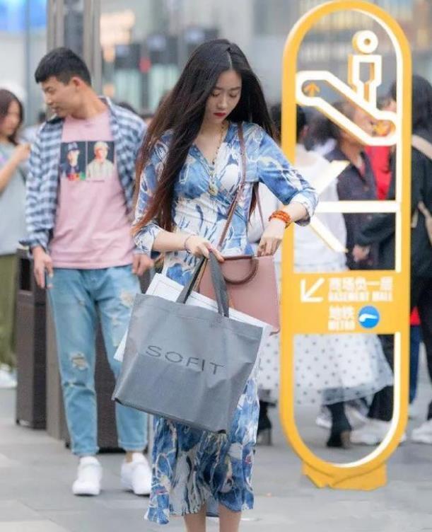  『绿色』街拍：身材高挑的小姐姐，一条绿色的连衣裙，时尚魅力好身姿