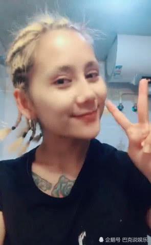 夜店美女下班回家，卸妆后评论区炸了，网友：美颜相机都救不了你