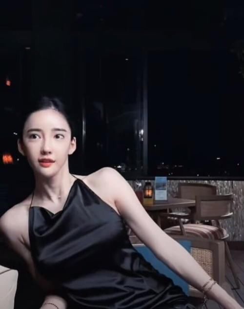  展现了出来：潘南奎抱怨宅家变胖，穿吊带配短裙优雅性感，小蛮腰不像身材走形