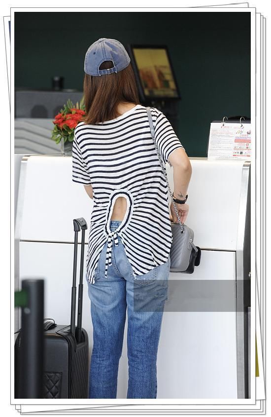 林心如为露小蛮腰，竟在条纹衫上挖了一个洞，网友:42岁也疯狂!