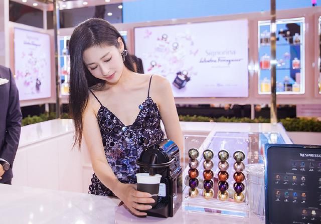 颖儿钟楚曦撞衫，穿同款吊带亮片裙，一个小家碧玉一个却大气成熟