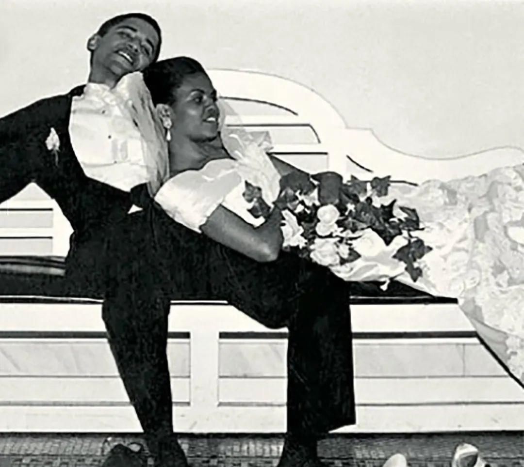  【奥巴马】奥巴马28年前结婚好柔情，跪在地上给妻子捏脚，把米歇尔宠上了天