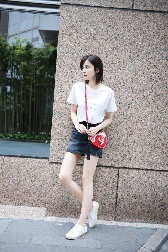 古力娜扎最新近照，T恤搭半身裙秀腿，网友：这开长腿特效的吧