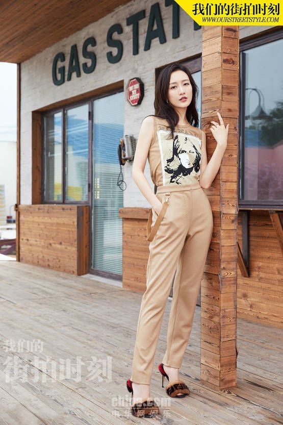 王鸥最新时尚街拍 街头小憩享受夏日午后