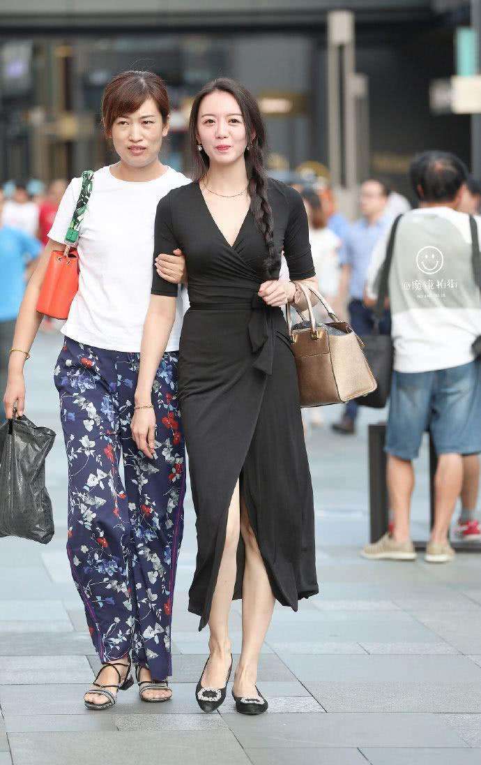 这位辣妈穿的这个黑色V领连衣裙真性感