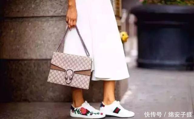  『气质』奔三的女人穿裙子别再配小白鞋了，试试这3双鞋子，会更提升气质