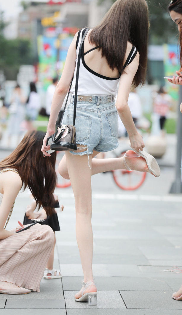 高挑小姐姐超短裤秀出两条白晃晃的美腿,大长腿了解一下?