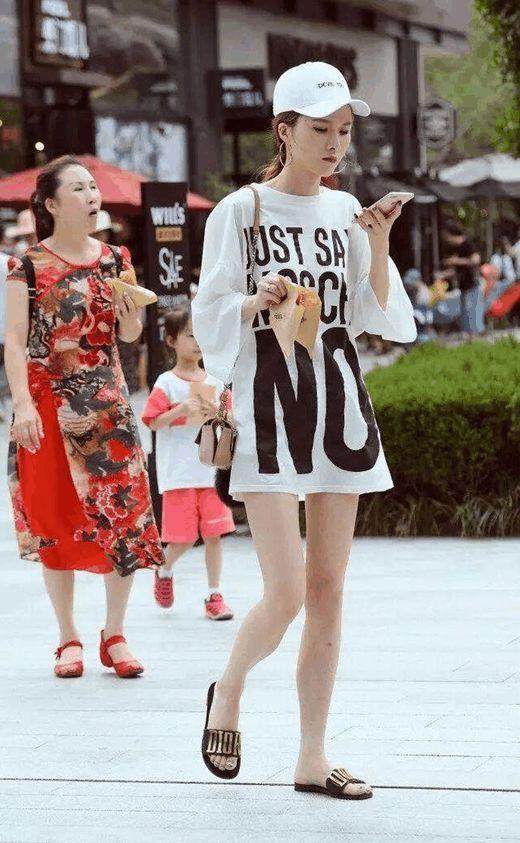 街拍:潇洒干练的打底裤小姐姐,秀出玲珑身姿,绽放迷人魅力!