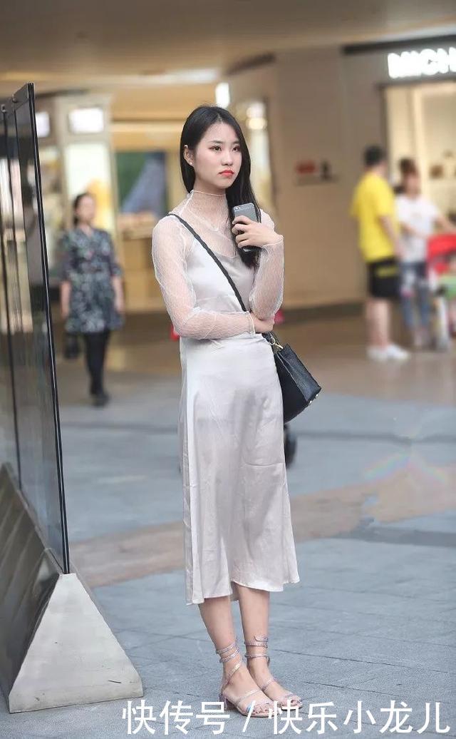 #拥有#街拍:夏季务必都拥有一款浅色系的高跟鞋,百搭的可能性会惊艳到你