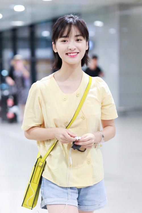 沈月只是选对了牛仔短裤，短粗腿就立即消失，网友：160cm我信了