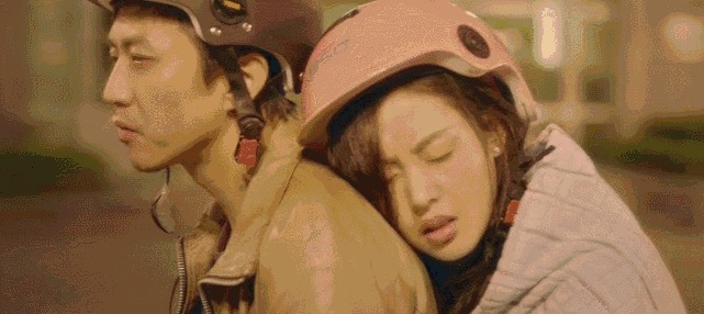 张天爱这条裙子正面极其平淡，可当她转身的瞬间，时间都静止了