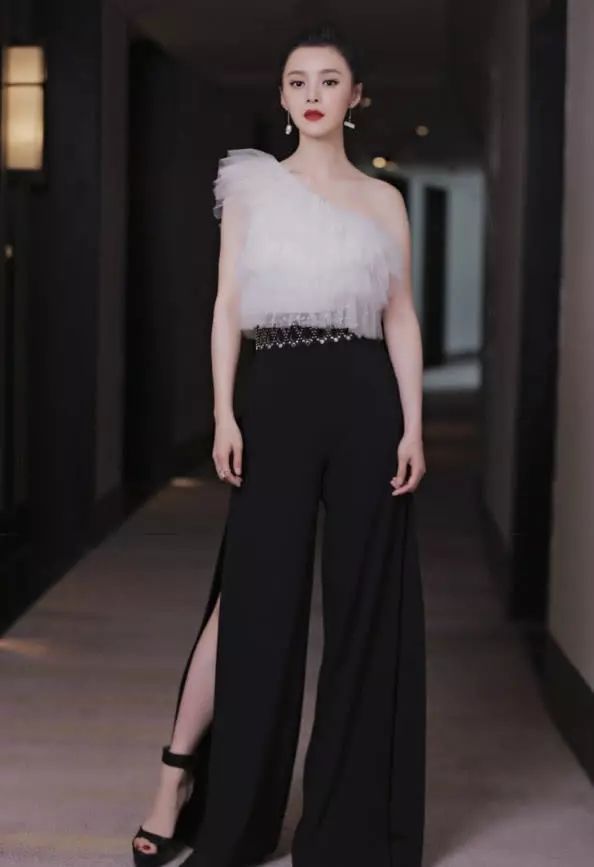 《一千零一夜》最美女配路宝妮，黑白配美上天，女人味不输热巴!