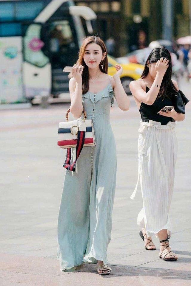 街拍：清纯小姐姐，包臀裙尽显迷人翘臀