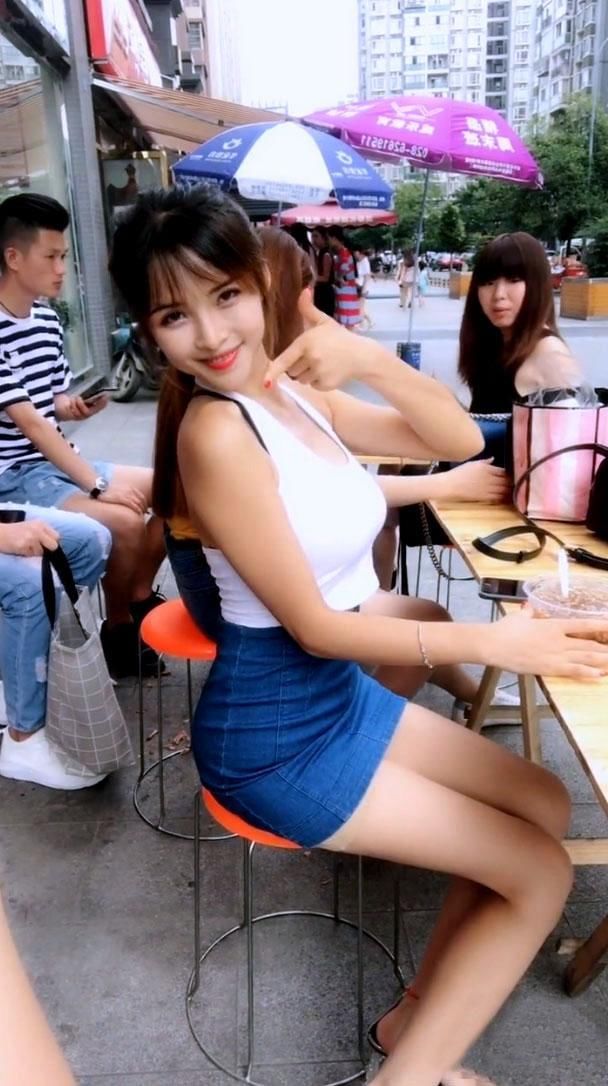 街拍女神级美女，气质身材俱佳，包臀裙的颜色已经不重要