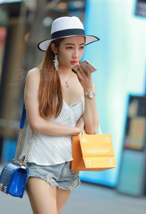 知性少女紧身裤勒出完美的曲线身材，白皙修长美腿让人着迷